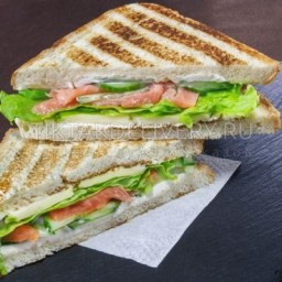 Сэндвич с лососем и фри